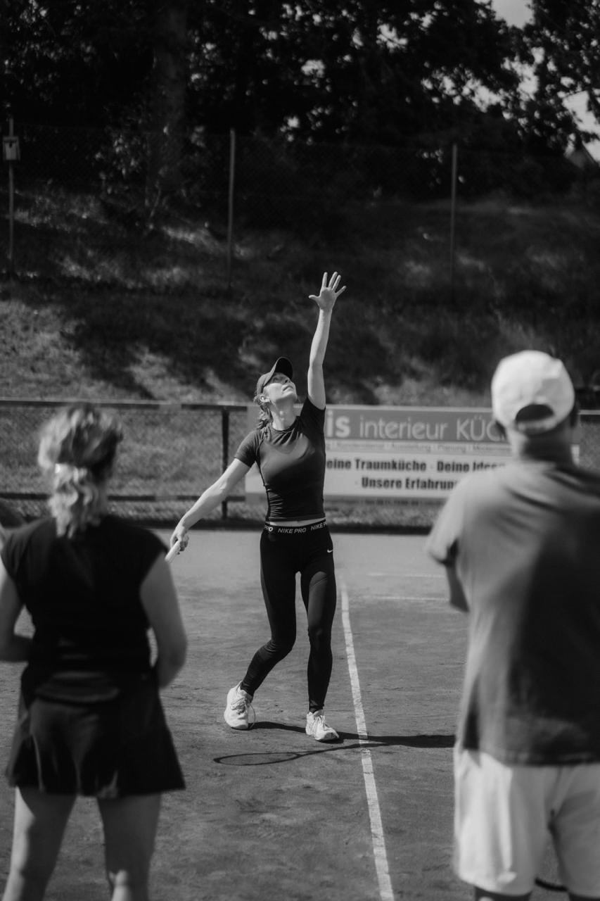 Johanna Marten zeigt den Aufschlag im Training