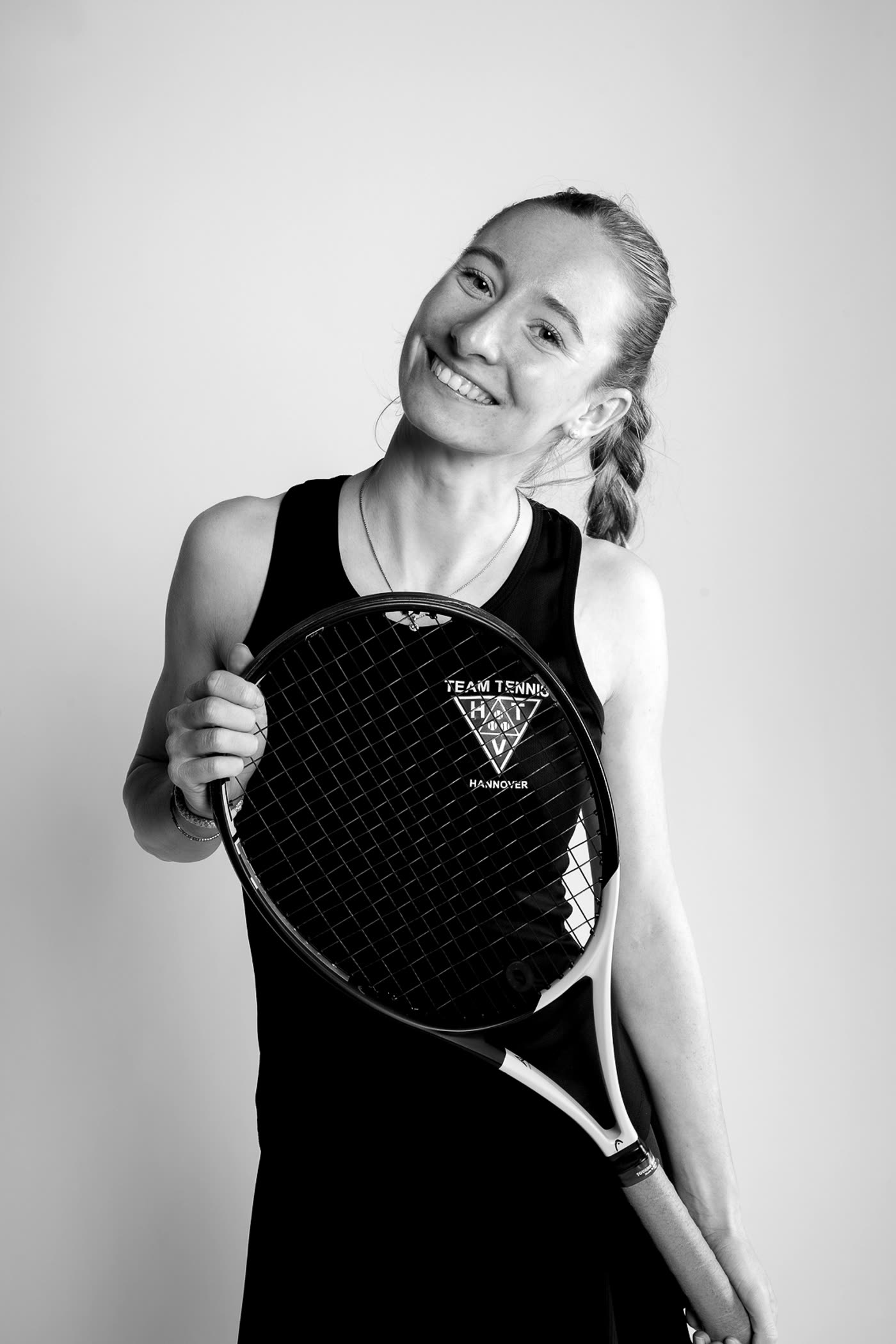 Johanna Marten mit Tennisschläger